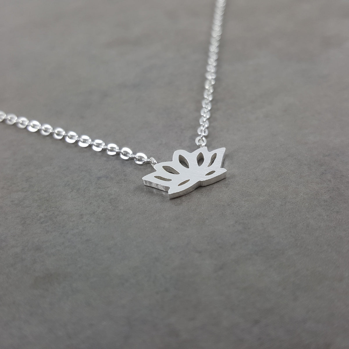 ショッピング最安 STRONG LOTUS SILVER NECKLACE GOLD OURS 【公式通販】